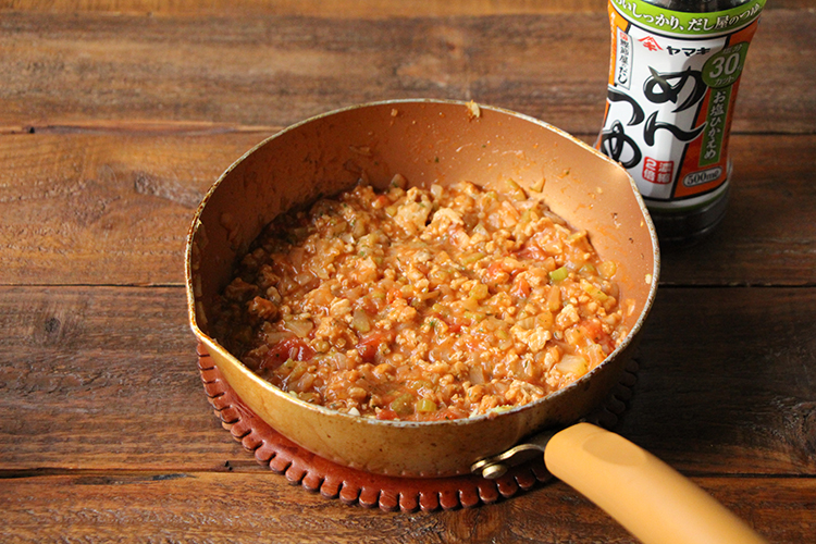《ミートソースを作る②》 お塩ひかえめめんつゆ大さじ3、【A】を加え、混ぜ合わせる。弱火で5分ほど煮たら火を止める。