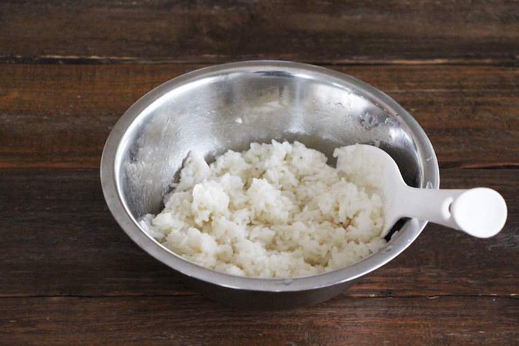 ボウルに「割烹白だし」、【A】を入れ、ご飯をうちわで扇ぎながら切るように混ぜ合わせ、粗熱をとる。