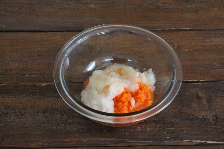 皮をむいた玉ねぎとにんじん、葉の部分を切り落としたかぶは皮をむかずに全てすりおろす。大葉はせん切りにする。