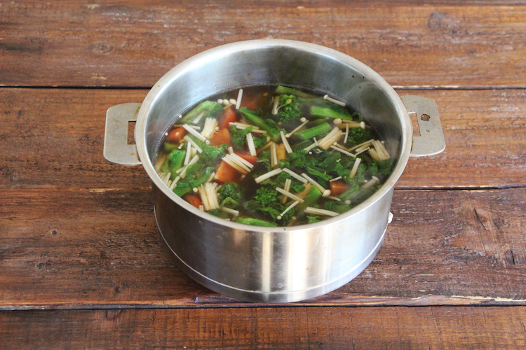鍋に「めんつゆ」、【A】を入れ、ひと煮立ちさせる。ツナ缶、豆腐、菜の花、えのきだけを加え、中火前後で1～2分煮る。