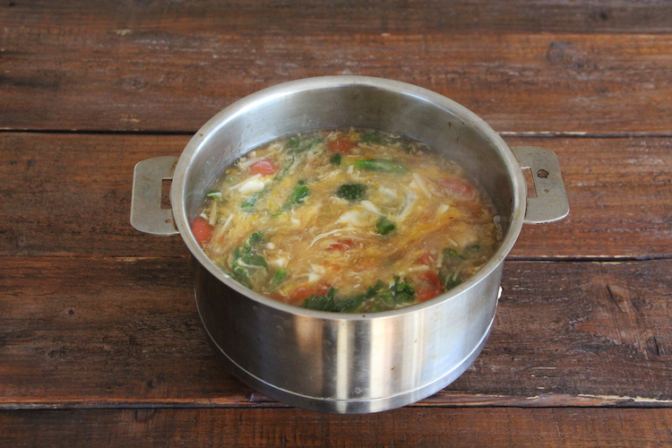 火加減を変えずに、2に水溶き片栗粉を加えてゆるめにとろみをつける。ミニトマトを加え、溶き卵を回し入れ、攪拌させたら火を止める。製品の表記通りに解凍した冷凍うどんを器に盛り付け、つゆをかける。