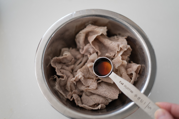 鍋に湯を沸かし、塩(湯1Lあたり小さじ1程度)を加えて豚肉を静かにゆでる。豚肉の色が変わったらざるに取り出して水気をよく切る。ボウルに入れ、「めんつゆ（下味用）」で和える。