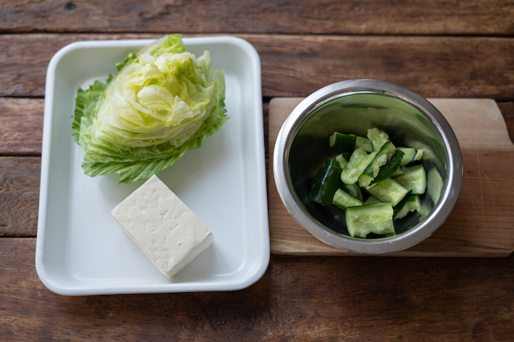 きゅうりは麺棒などで叩いてひと口大にし、ボウルに入れる。塩ひとつまみ(分量外)を加えて混ぜ、10分ほど置く。