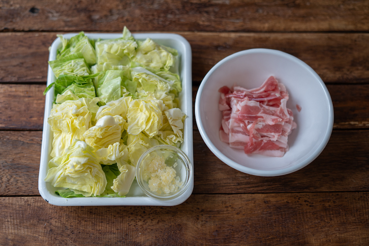 キャベツはひと口大に切り、にんにくはみじん切りにする。 豚肉はひと口大に切り、「めんつゆ」を揉み込んでおく。