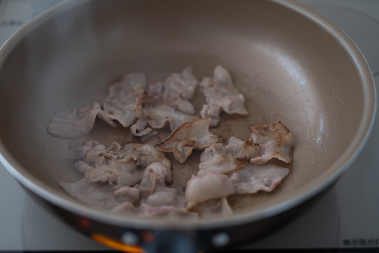 フライパンにごま油を中火で熱し、豚肉を加えて炒める。一旦取り出しておく。