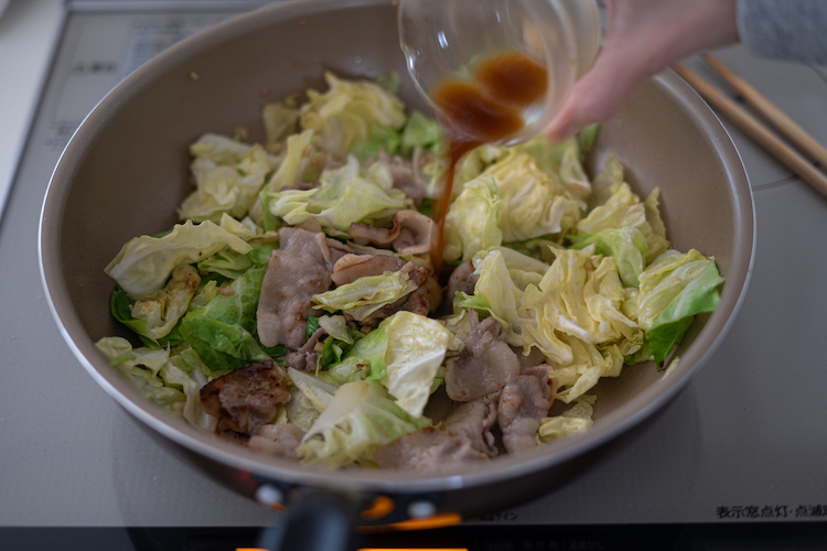 フライパンに豚肉を肉汁ごと戻し、炒め合わせる。よく混ぜた【A】を加えて炒め合わせる。