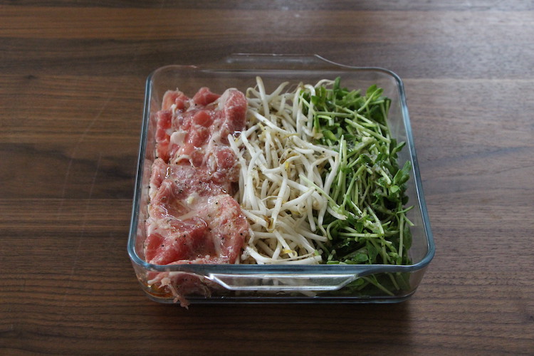 大きめの耐熱皿に豚肉、もやし、豆苗を並べ、2を回し入れる。ふんわりとラップをかけ、電子レンジ(600W)で3分ほど加熱する。