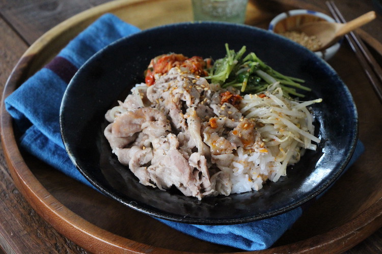 器に温かいご飯を盛り付け、4、キムチをバランスよくのせる。ごまをふり、お好みでラー油少々(分量外)を垂らす。
