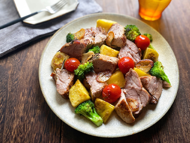 豚肉のアルミホイルをはがし、食べやすい大きさに切る。焼いた野菜、にんにくと一緒に器に盛りつける。