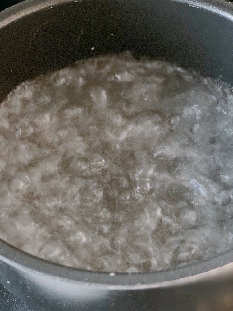 鍋に水を入れて強火にかけ、沸騰させる。