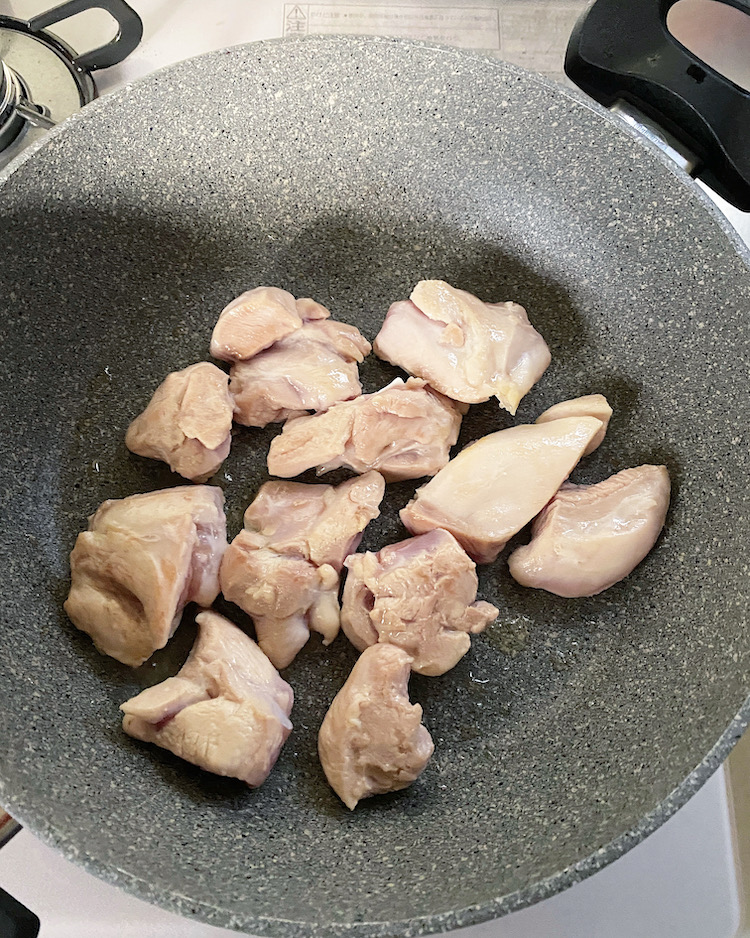 フライパンにごま油を中火で熱し、鶏肉を入れて色が変わるまで炒める。