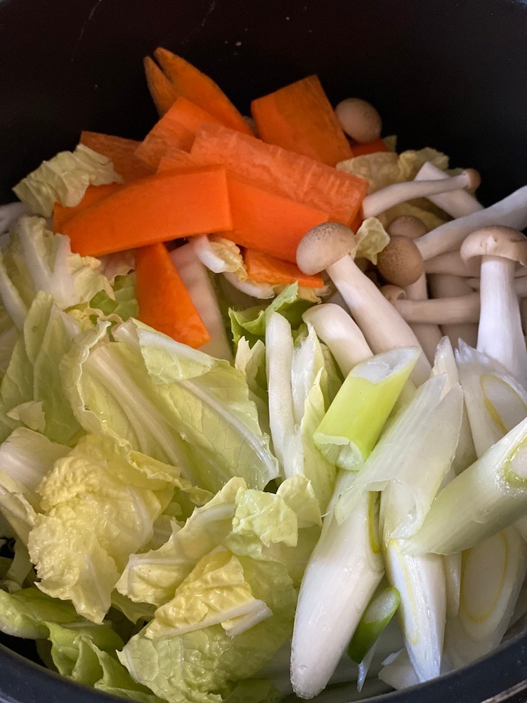 白菜はざく切りにし、にんじんは皮をむき短冊切りにする。長ねぎは斜め切りにし、しめじは根元を切り小房に分ける。