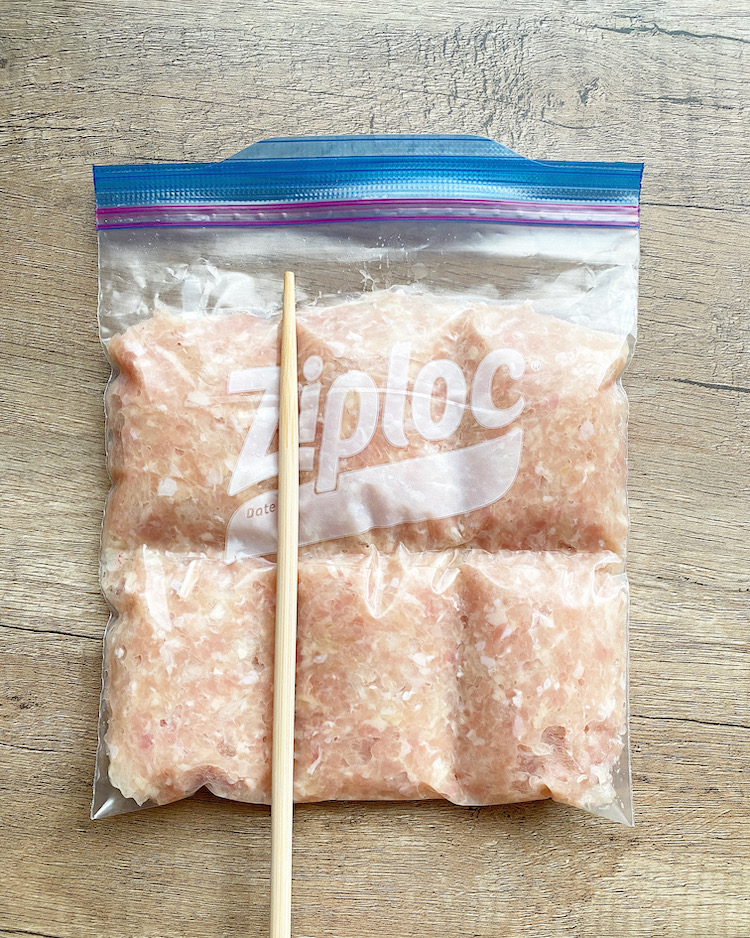 冷凍用保存袋に2を入れて平らに広げながら、箸などを使い6等分に筋を入れる。空気を抜き、袋の口を閉じて冷凍庫で凍らせる(下味冷凍)。
