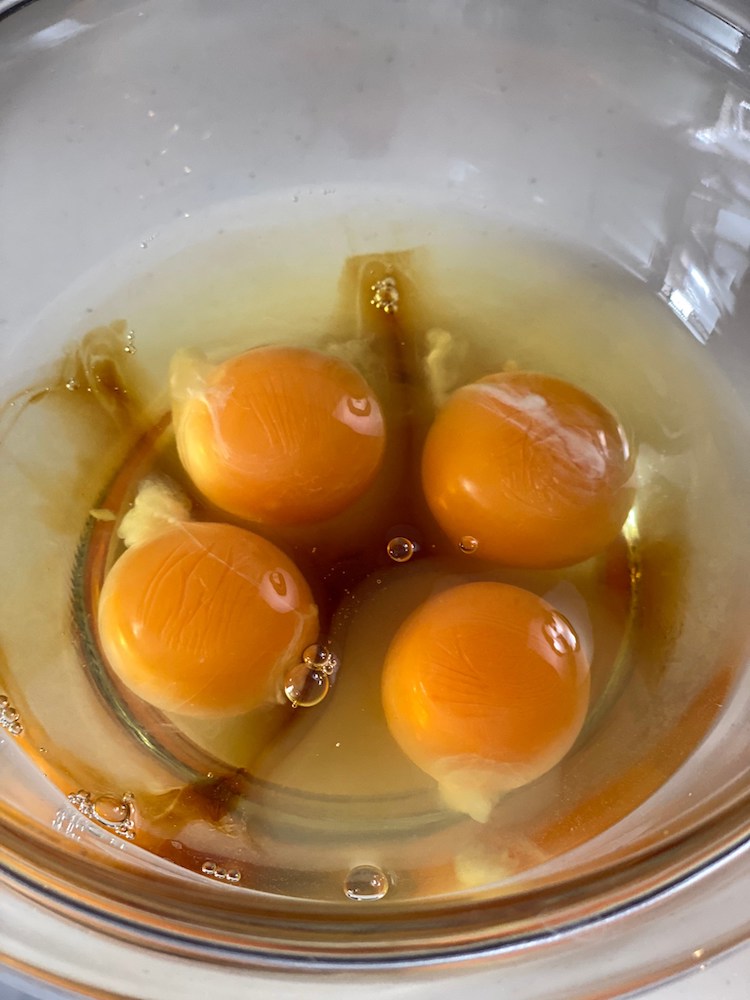ボウルに卵を割り入れ、「めんつゆ」を加えてしっかり混ぜる。