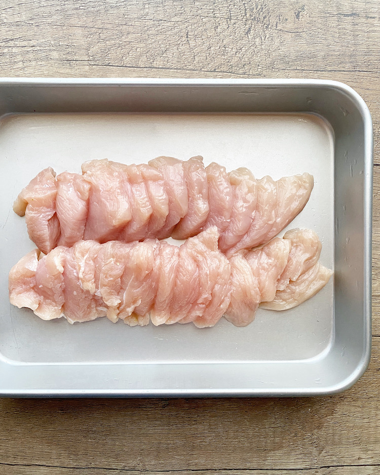 鶏肉は皮を取り、縦長に置いて縦半分に切り、7～8mm幅のそぎ切りにする。【A】を揉み込み、室温で15分ほどおく。