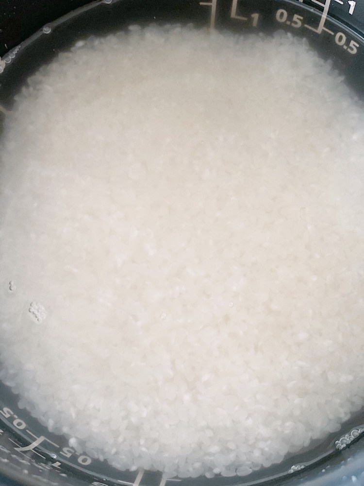 米は研いで炊飯器に入れ、1合の目盛りまで水(分量外)を加え、通常通り炊飯する。
