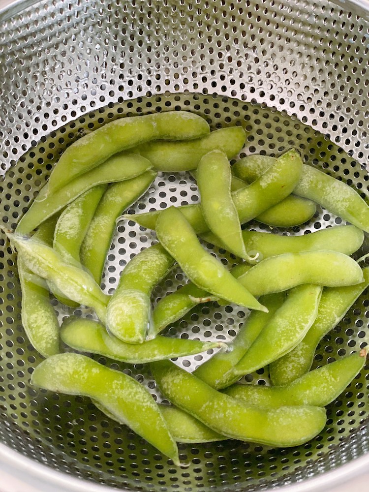 ボウルに枝豆と枝豆が浸かる程度の水(分量外)を入れ、解凍する。