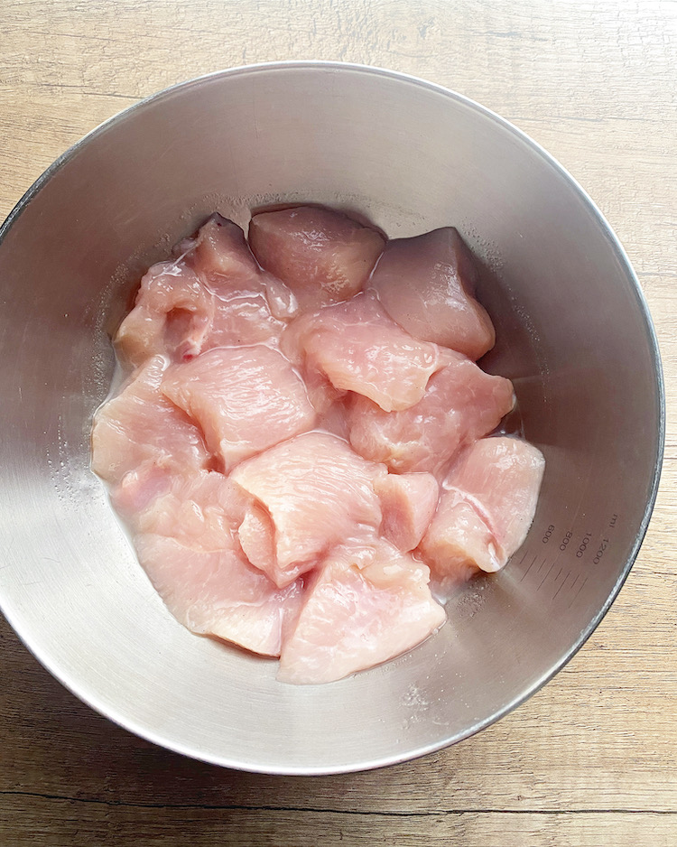 鶏肉は皮をとり、フォークで数か所刺す。縦半分に切り、1～1.5cm幅のそぎ切りにし、ボウルに【A】と一緒に入れてよく揉み込む。