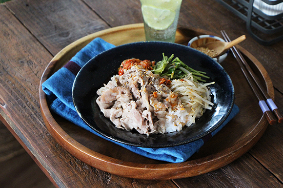 【レンジ調理】うま塩豚カルビと野菜ナムル丼