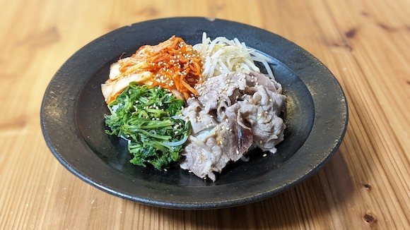 我が家の「うま塩豚カルビと野菜ナムル丼」