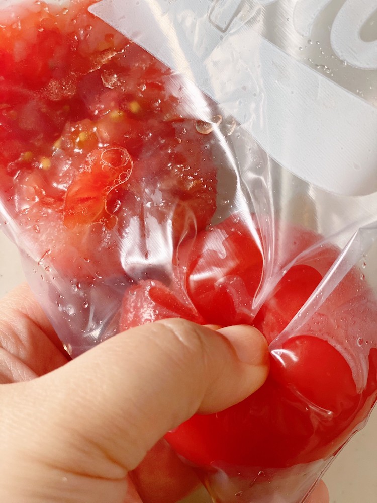 トマトを指で押しながら潰す。