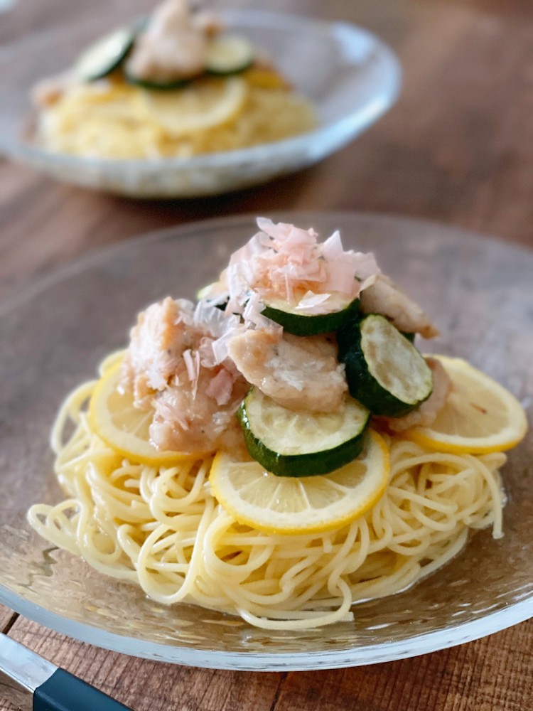 ズッキーニと揚げ鶏の冷製おかかレモンパスタ