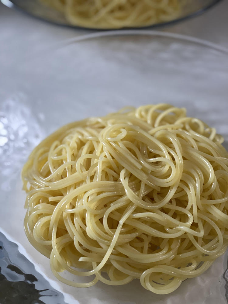 たっぷりのお湯でスパゲッティを5分ゆでて、流水で冷まして器に盛る。