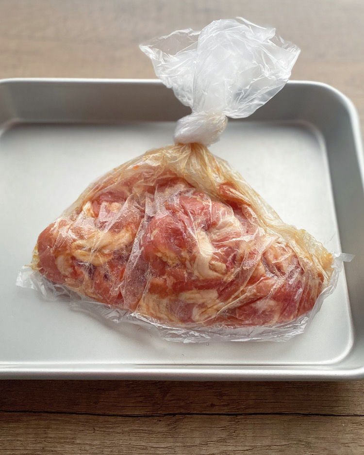 豚肉は食べやすい大きさに切りポリ袋に入れ、【A】を加えてよく揉み込みそのまま10分ほど置く。