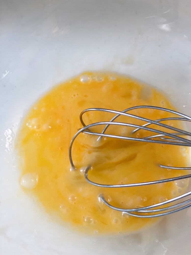 ボウルに卵を割り、しっかり溶きほぐす。