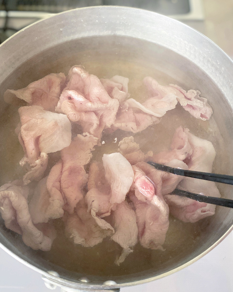 鍋の湯が沸いたら弱火にし、豚肉を入れて色が変わったらザルにあげ冷ます。