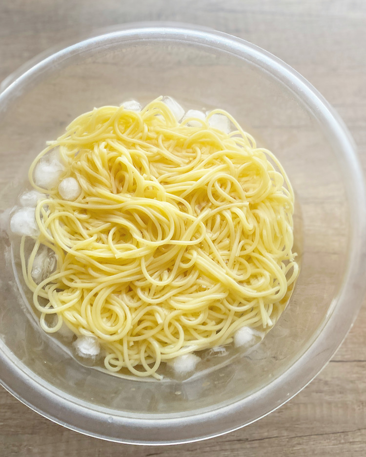スパゲッティは袋の表記より１分長くゆで、流水で洗い冷水でしめる。ざるにあげ水気をしっかりきる。(ゆで汁をソースに加えるため大さじ3〜4とりおく)