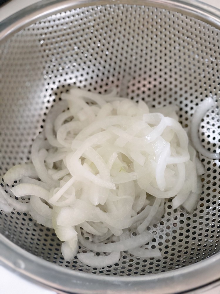 薄切りにした玉ねぎに塩(分量外)をひとつまみ加えて塩揉みし、しんなりしたら流水で流して絞る。