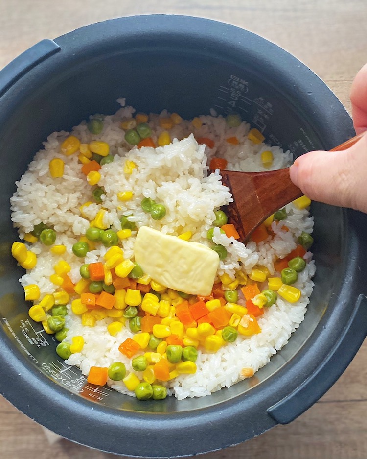 炊き上がったら一旦さけを取り出し、バターを加え全体に混ぜる。