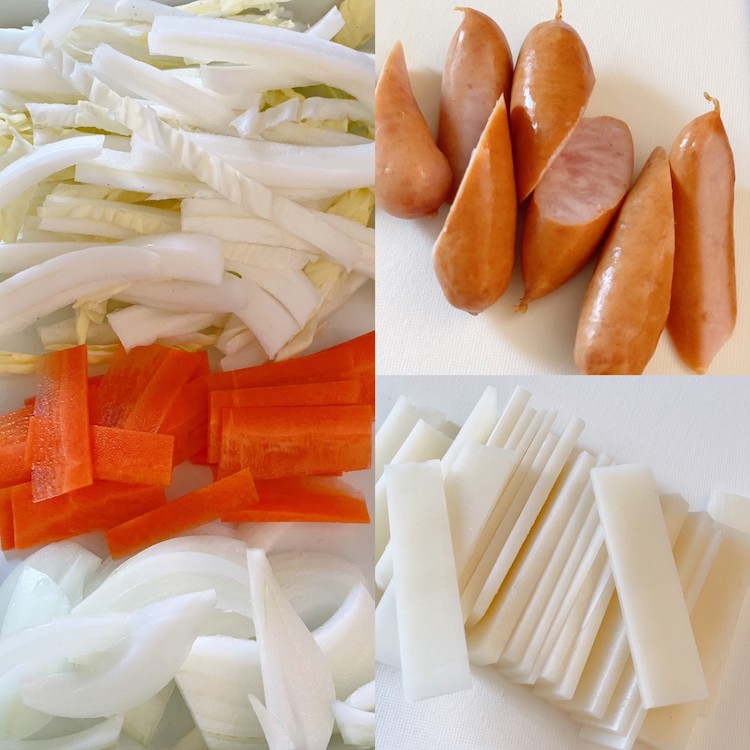 切り餅は薄切りにし、ソーセージは斜め半分に切る。白菜は細切りにして、玉ねぎは5mm厚さ程度に切る。にんじんは短冊切りにする。