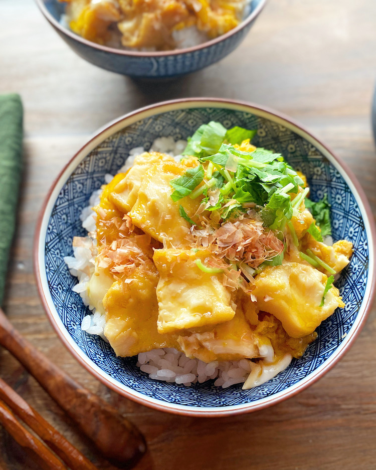 簡単節約！めんつゆの厚揚げ卵とじ丼【包丁いらず】