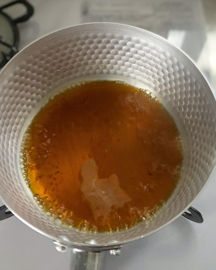 鍋に【A】を入れて煮立たせる。その間に厚揚げをペーパータオルに包んで油をふき取り、卵は溶きほぐしておく。