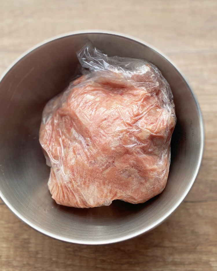 ポリ袋にひき肉、玉ねぎ、【A】を入れ、袋の上からよく練り混ぜる。