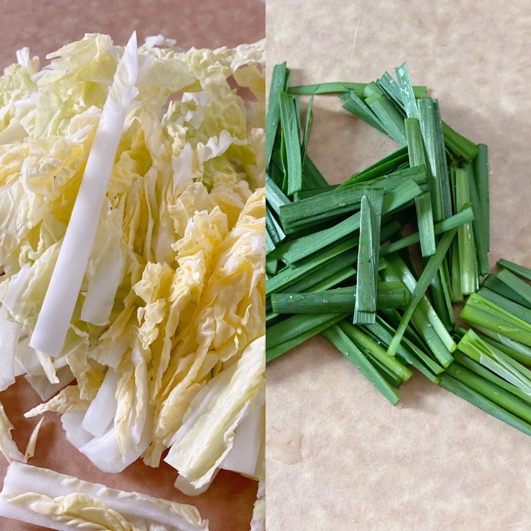白菜は細切りにする。にらは5cm長さ程度に切る。