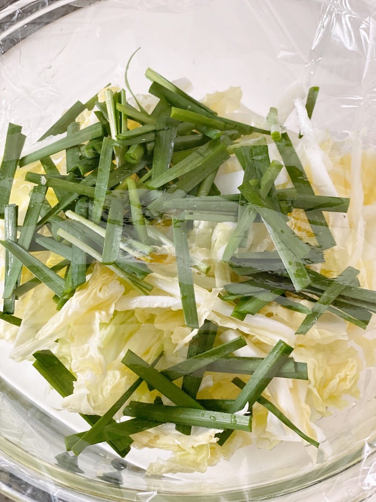 白菜、にらを耐熱ボウルに入れてふんわりとラップをかけ、電子レンジ(600W)で4分加熱する。