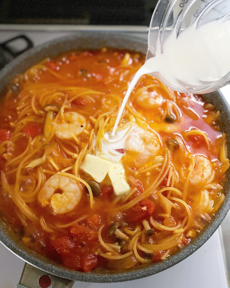 表記時間が経ったら、【B】を加えて全体に混ぜながら温め、スパゲッティが好みのかたさになるように2〜3分煮る。仕上げ用の「割烹白だし」を回しかけ、さっくり混ぜたら火を止める。