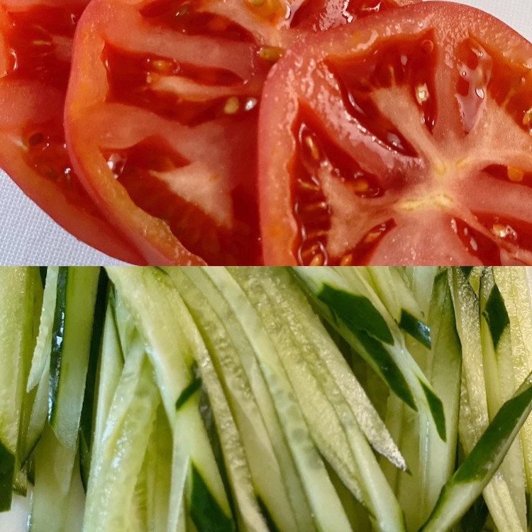 トマトはヘタを取って輪切りにする。きゅうりは両端を切り落として細切りにする。しょうがは1cm幅程度に切る。