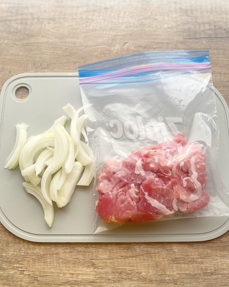 豚肉は食べやすい大きさに切り、玉ねぎは薄切りにしてポリ袋に入れる。