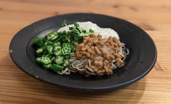 我が家の「納豆とろろそば（お塩ひかえめめんつゆ使用）」