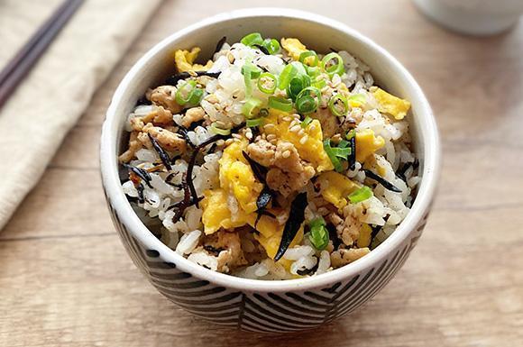 ふわたまひじきそぼろの混ぜご飯