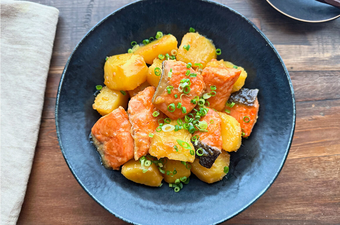 鮭とじゃがいものめんつゆバター煮