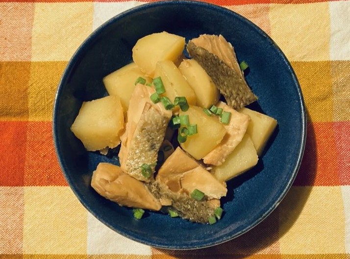 我が家の「鮭とじゃがいものめんつゆバター煮」